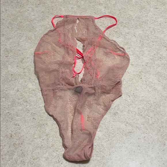 BNWOT VICTORIA’S SECRET BLUSH LACE BODYSUIT - Picture 4 of 4